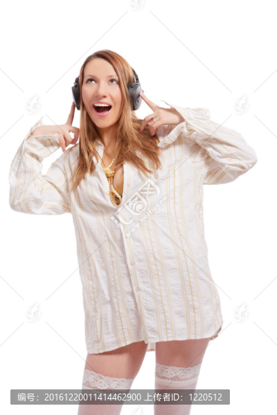 性感和感性的白人金發(fā)女孩聽音樂在耳機(jī)孤立超過白色