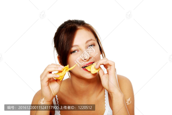 女孩吃薯條特寫。