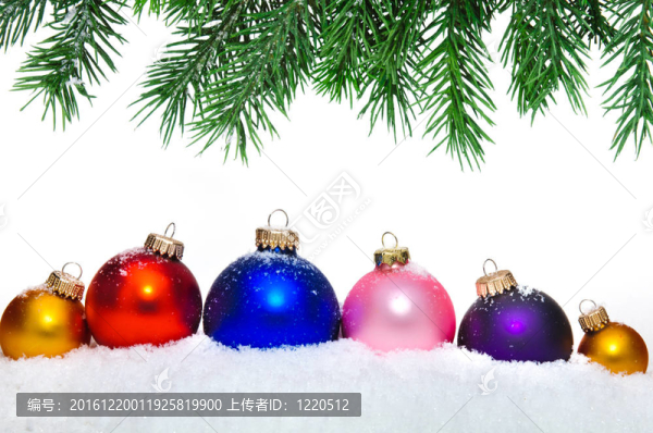 圣誕樹(shù)上裝飾圣誕球的特寫(xiě)。