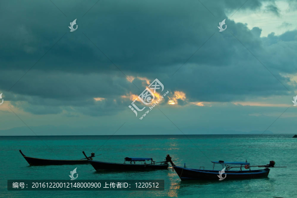 海上的船