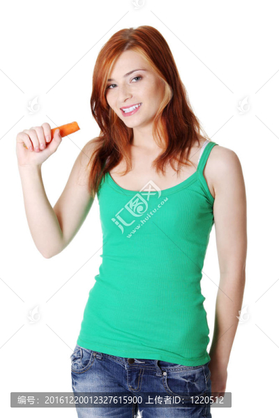 抱著胡蘿卜的十幾歲的女孩。