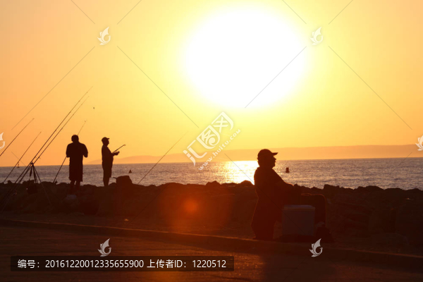 日落中的漁夫；地中海海岸