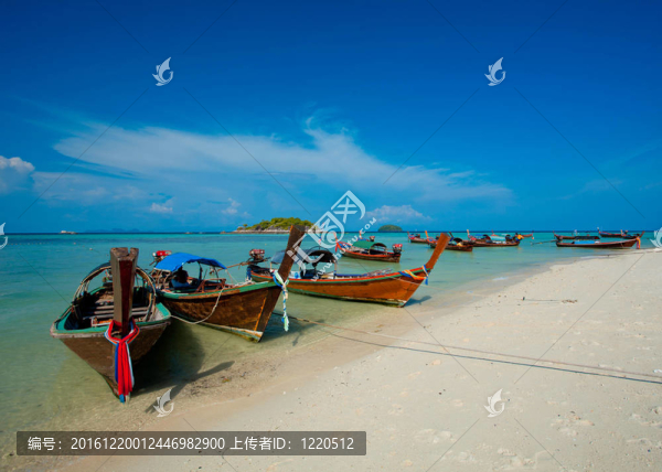 海上的船