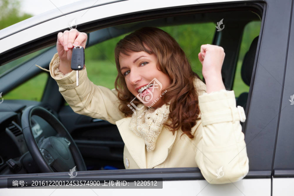 快樂女子展示汽車鑰匙