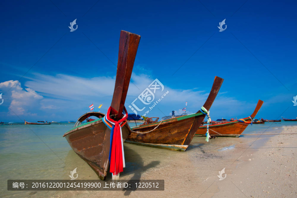 海上的船