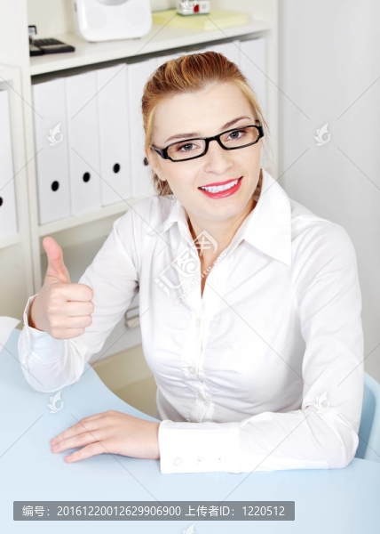 漂亮的女人戴著眼鏡表示手勢。