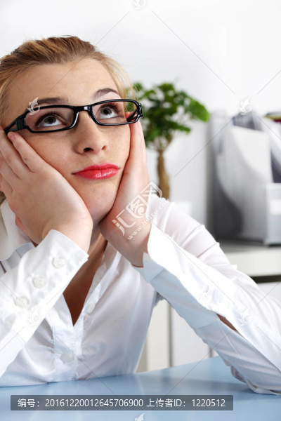 美麗的女人捧著頭。