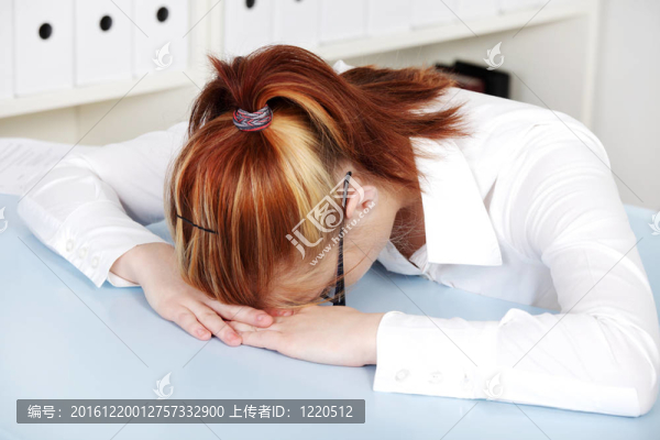躺在桌子上的年輕女人。