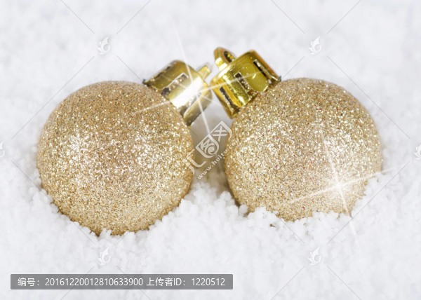 雪中的圣誕樹球
