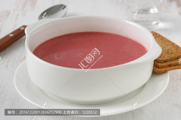 白碗甜菜湯