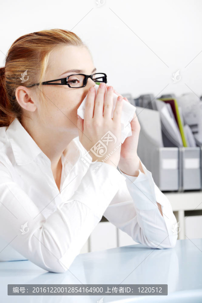 辦公室里打噴嚏的女人。