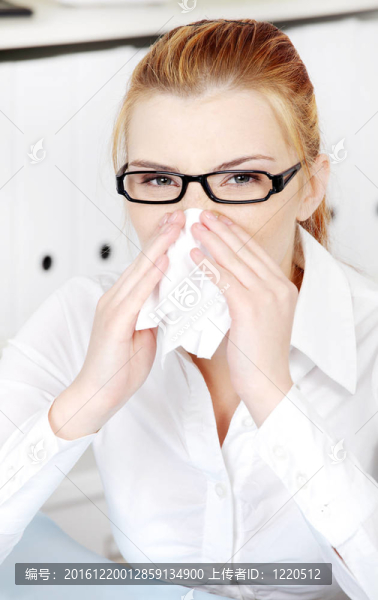 打噴嚏的女人`的特寫。