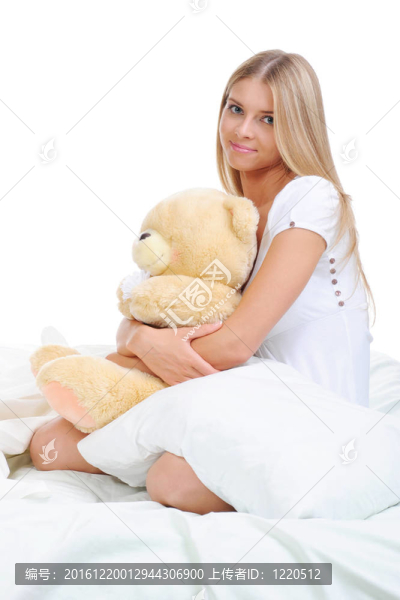 帶泰迪熊的年輕女人