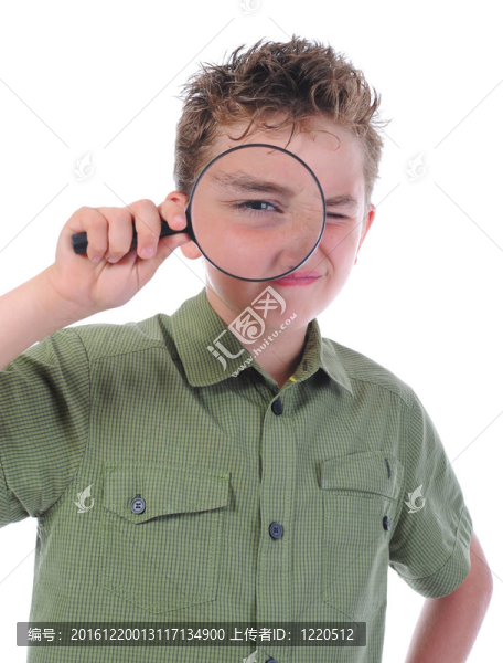 透過放大鏡看的男孩