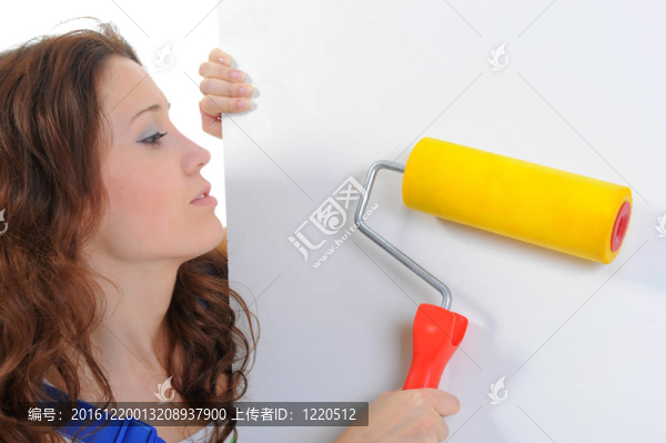 漂亮的年輕女人在做修理