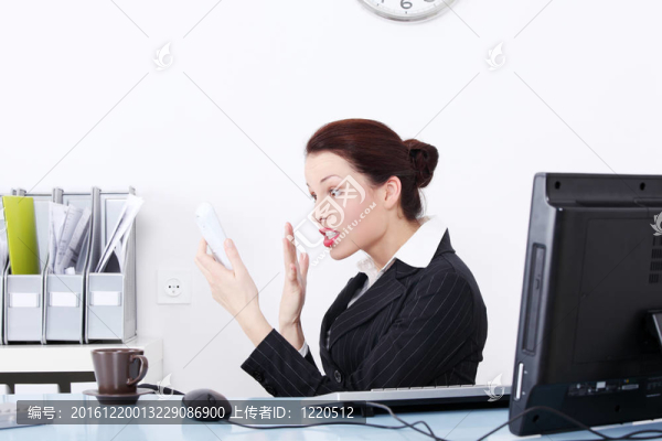 憤怒的商人尖叫的電話。