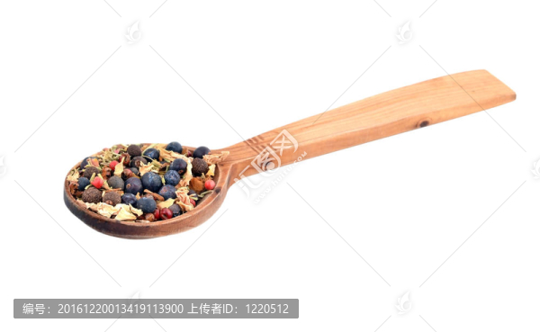 木制勺子的香料混合物；白色背景上的隔離