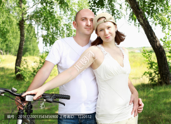 公園里騎自行車的年輕夫婦