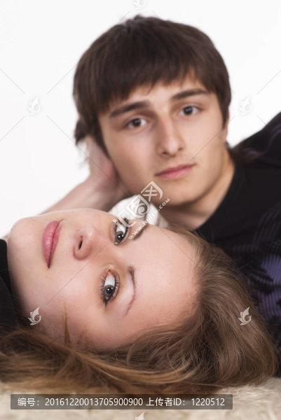 可愛的夫婦躺