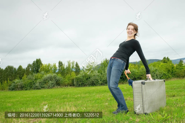 攜帶行李的婦女