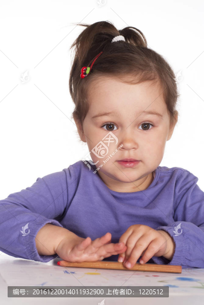 漂亮的嬰兒在桌子上