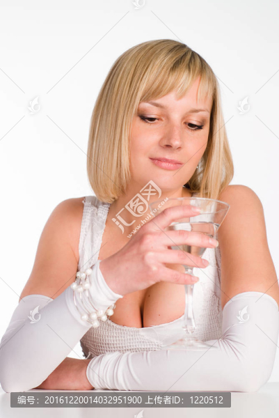 漂亮女孩與玻璃