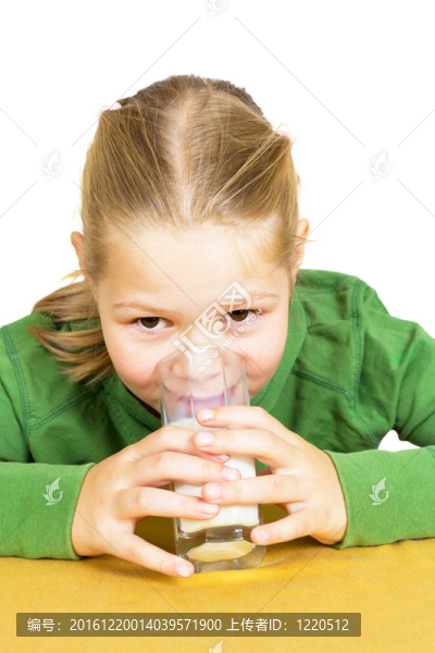 快樂(lè)的小女孩喝了一杯牛奶；