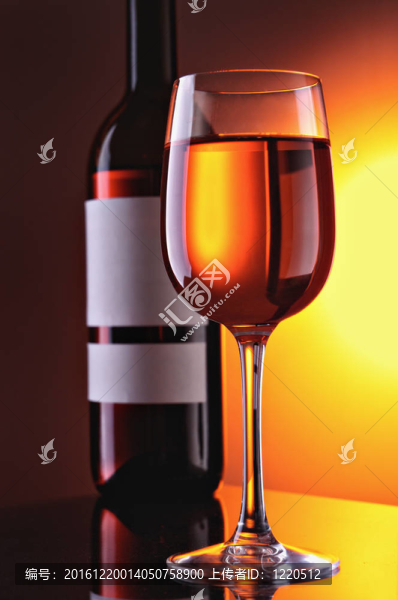 酒杯和酒瓶