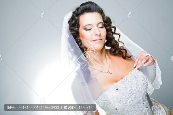 工作室近距離的肖像與白色面紗有吸引力的新娘