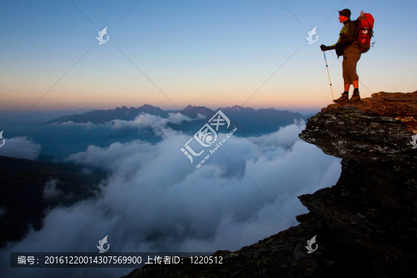 高高的背包在迷霧山谷之上