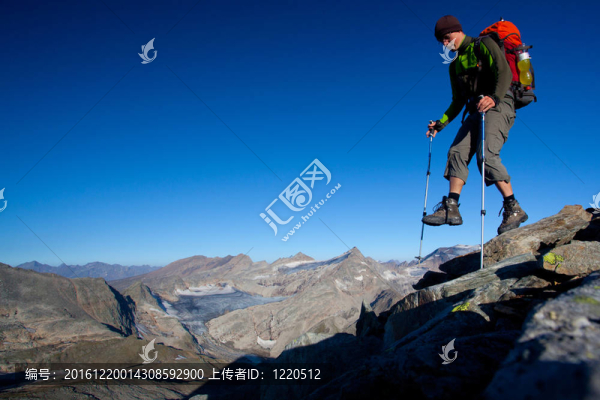 登山者在高高的山上的背包