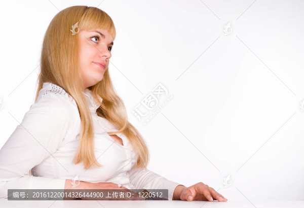 漂亮的女孩坐在