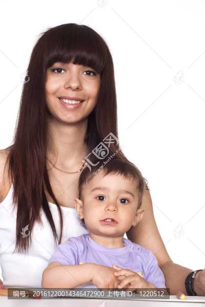 媽媽和兒子在桌子上