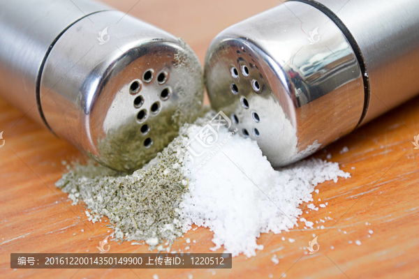 灑在桌上的鹽和胡椒