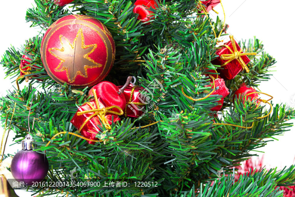 白色背景上的圣誕樹上多彩的圣誕裝飾