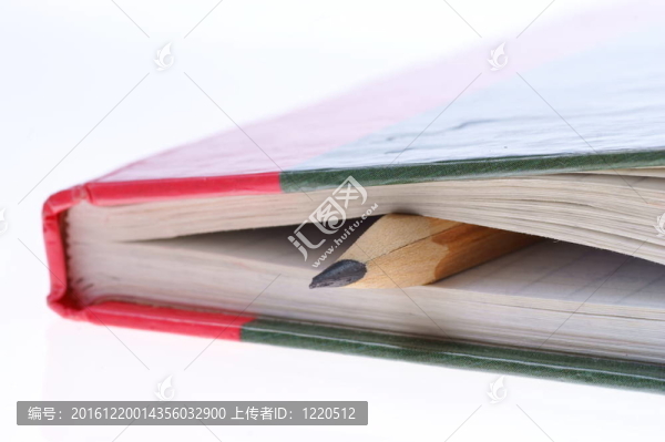綠色筆記本和鉛筆