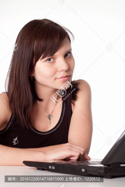 女孩工作與筆記本電腦