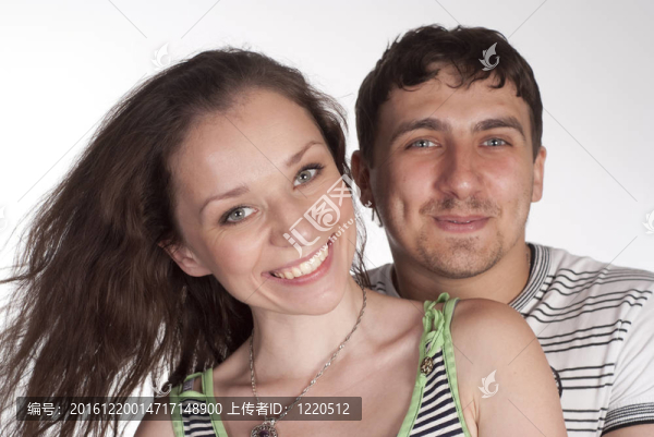 可愛的情侶微笑