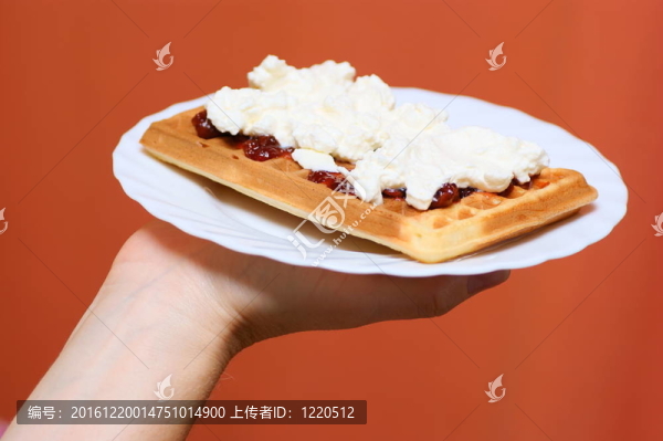 華夫餅加奶油和草莓/梅花在手上板堵塞