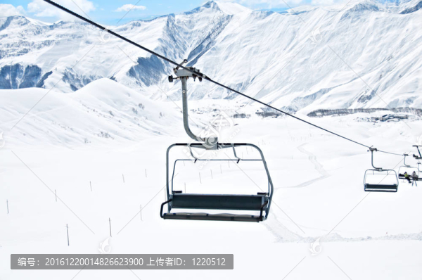 明亮冬日的滑雪升降椅