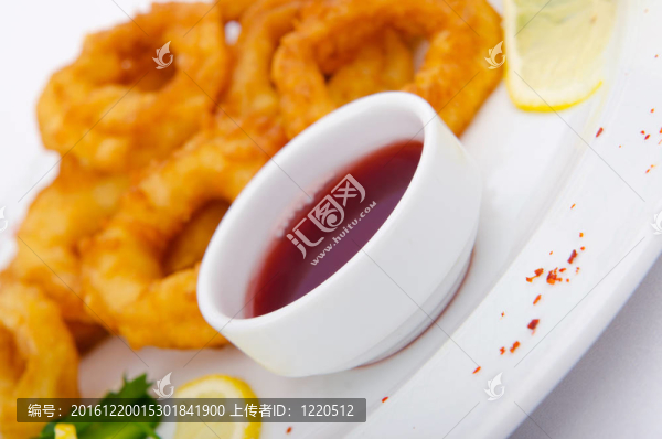 炸魷魚圈蘸醬汁