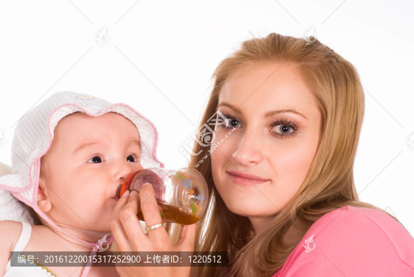 媽媽喂女兒