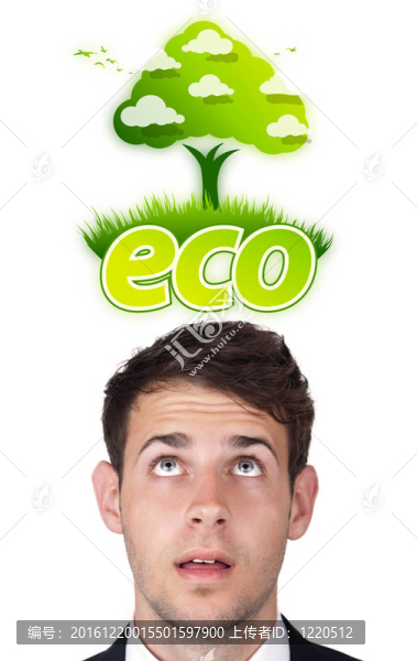年輕的頭看著綠色生態(tài)標(biāo)志