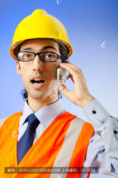 帶帽的年輕建筑工人