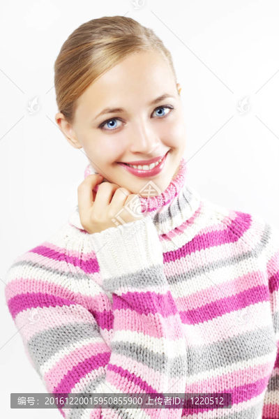 漂亮的女孩在淺色背景的彩色毛衣