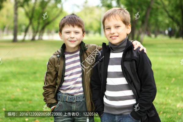 男孩與一個朋友在綠色公園
