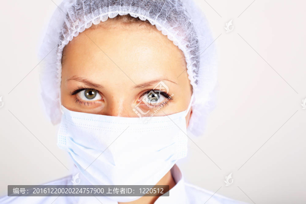 戴面具的年輕女科學(xué)家
