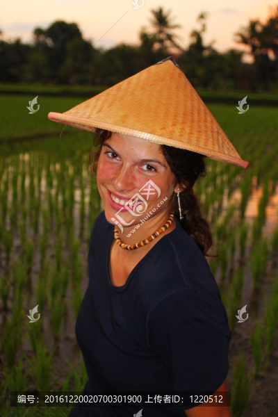 帶傳統(tǒng)錐形亞洲帽的年輕女子