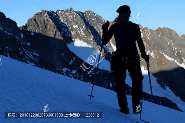 登山者行走在山冰川上的剪影