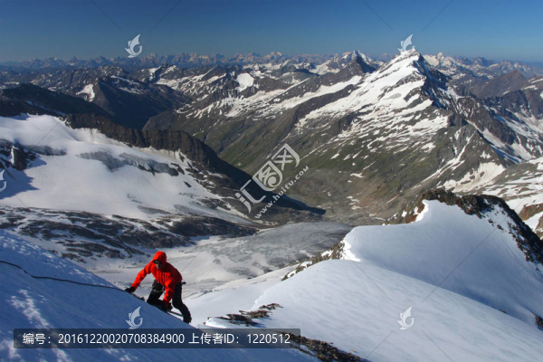 攀登奧地利阿爾卑斯山的雪坡
